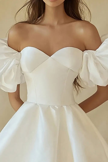 Robe de graduation blanche à épaules dénudées
